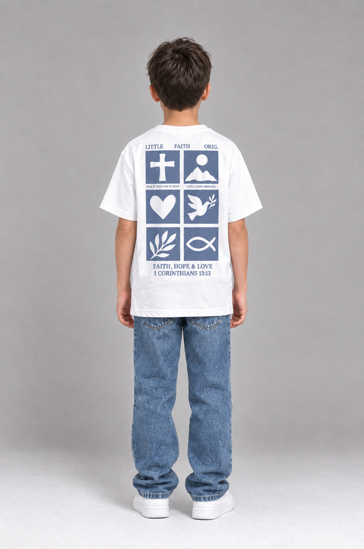 Kind trägt das weiße Kinder T-Shirt „Faith, Hope & Love“ von Little Faith