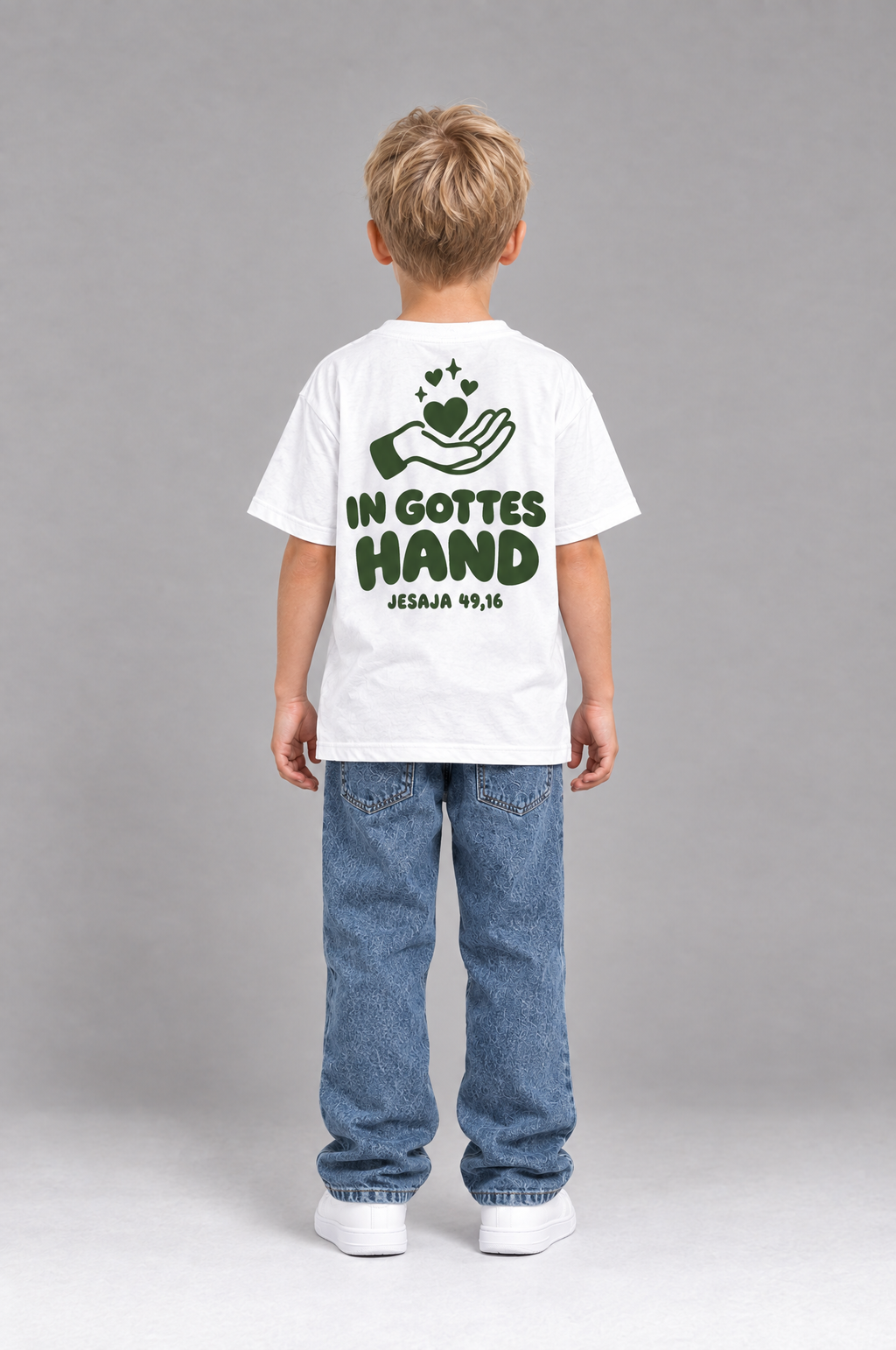 Kind trägt das weiße Kinder T-Shirt „In Gottes Hand“ von Little Faith