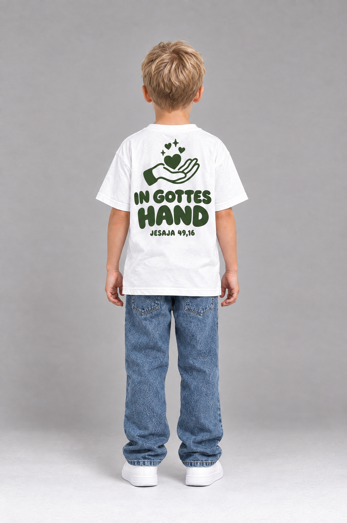 Kind trägt das weiße Kinder T-Shirt „In Gottes Hand“ von Little Faith