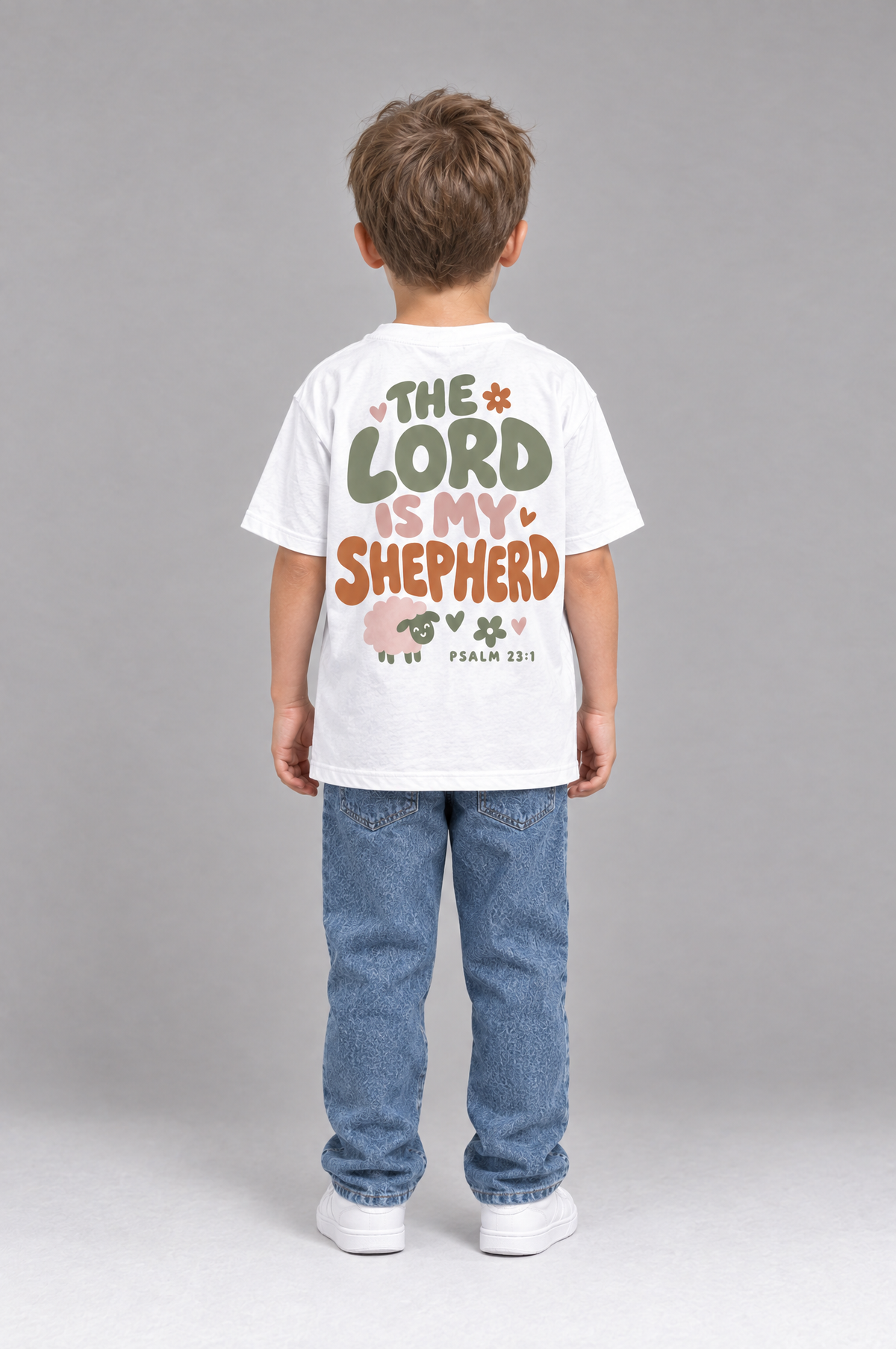 Kind trägt das weiße Kinder T-Shirt „The Lord is my Shepherd“ von Little Faith