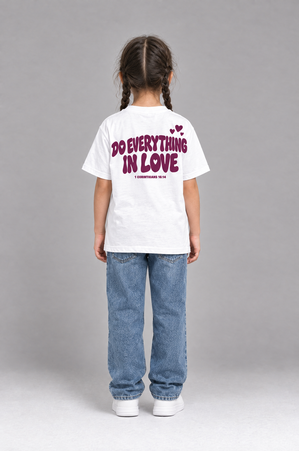 Kind trägt das weiße Kinder T-Shirt „Do everything in love“ von Little Faith