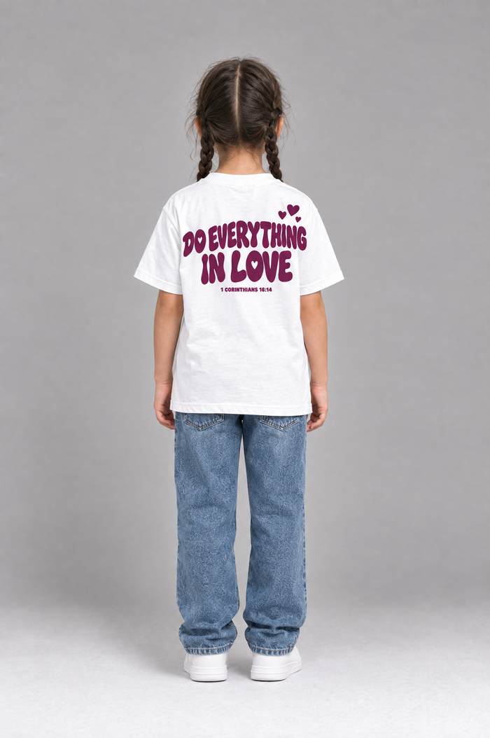 Kind trägt das weiße Kinder T-Shirt „Do everything in love“ von Little Faith