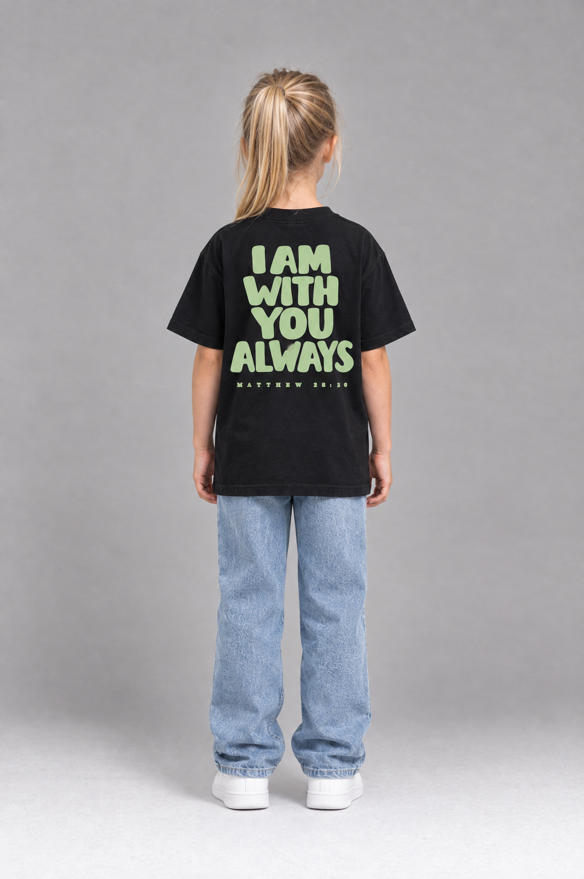 Kind trägt das schwarze Kinder T-Shirt „I am with you always“ von Little Faith