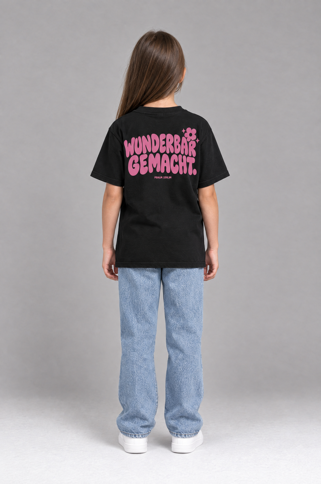Kind trägt das schwarze Kinder T-Shirt „Wunderbar gemacht.“ von Little Faith