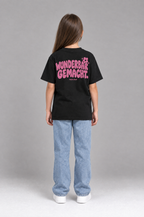 Kind trägt das schwarze Kinder T-Shirt „Wunderbar gemacht.“ von Little Faith