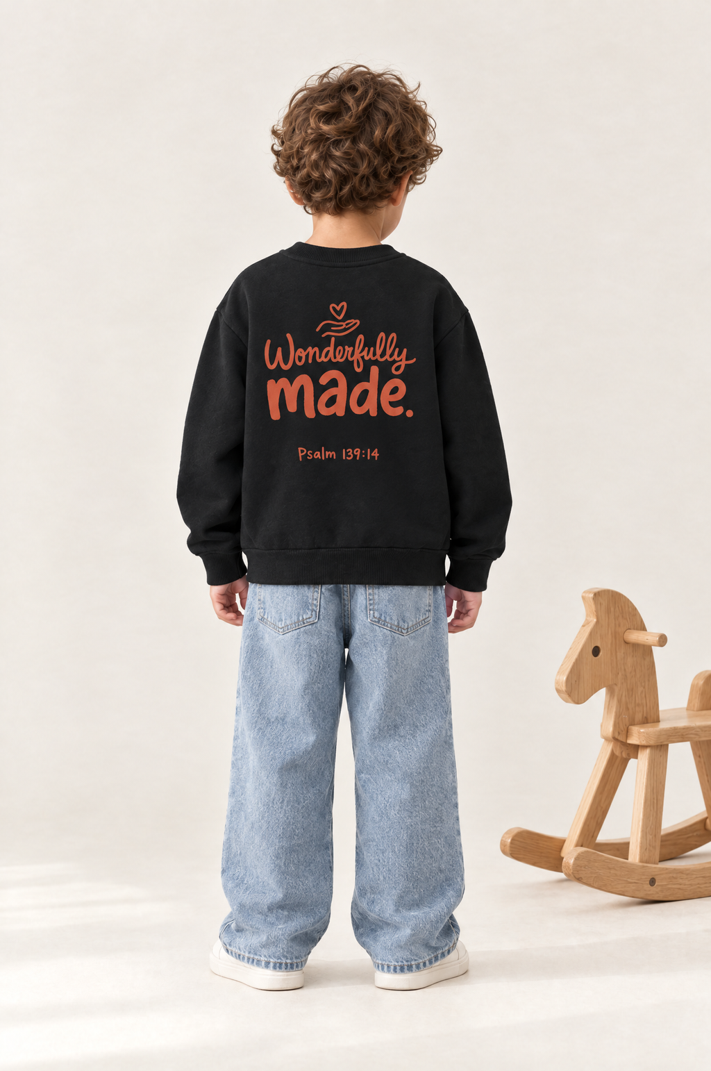 Kind von hinten im Kinder-Sweater Wonderfully Made in Schwarz