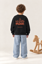 Kind von hinten im Kinder-Sweater Wonderfully Made in Schwarz
