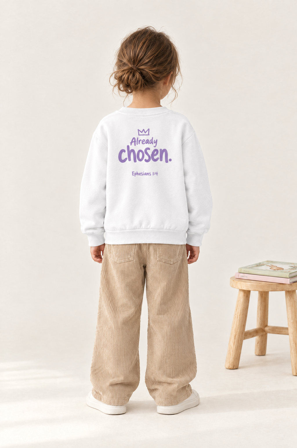 Kind von hinten im Kinder-Sweater Already chosen. in Weiß