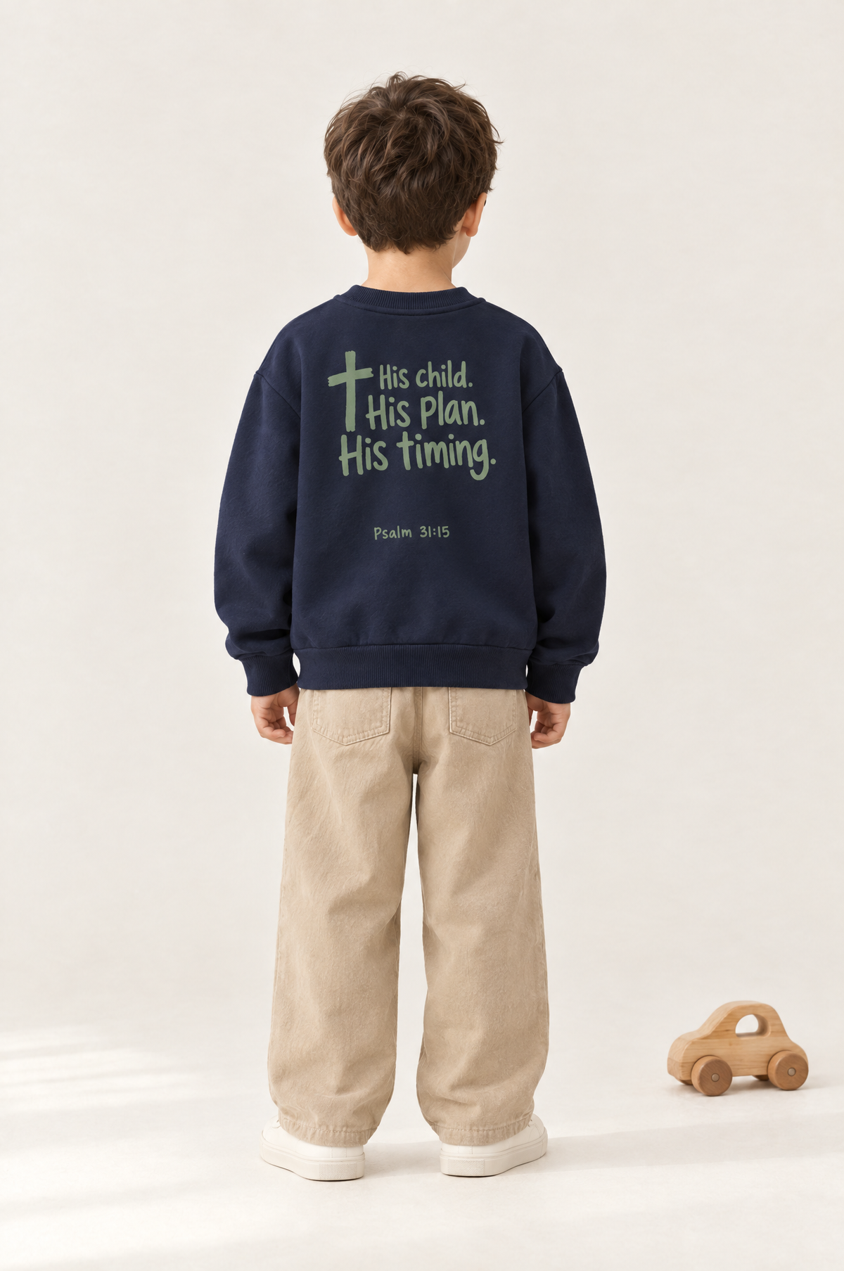 Kind von hinten im Kinder-Sweater His Child. His Plan. His Timing. in Navy
