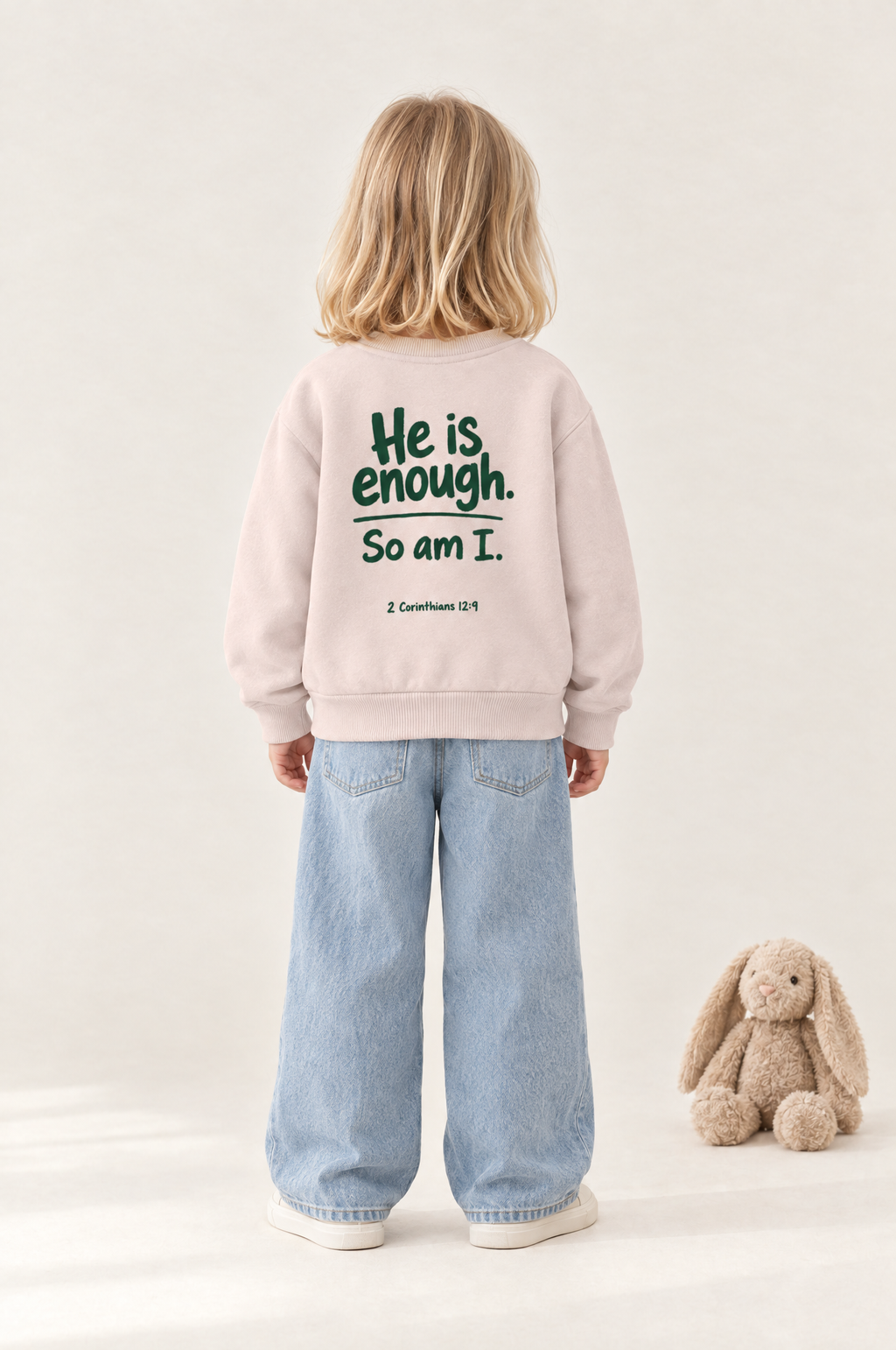 Kind von hinten im Kinder-Sweater He is enough. So am I. in Rosa