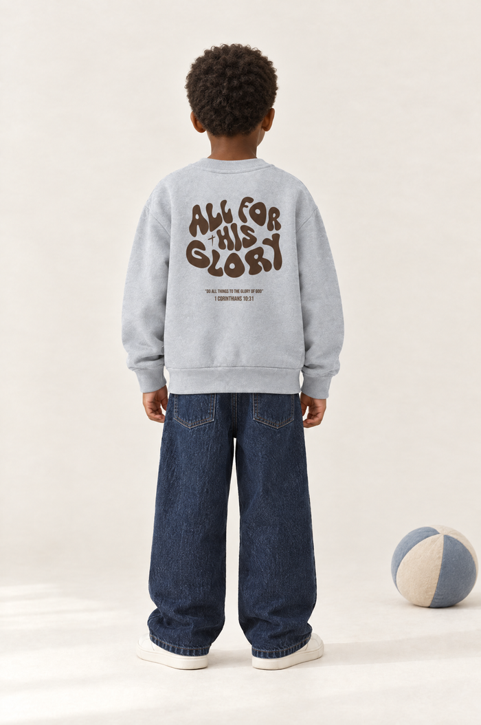 Kind von hinten im Kinder-Sweater All for his Glory in Grau meliert