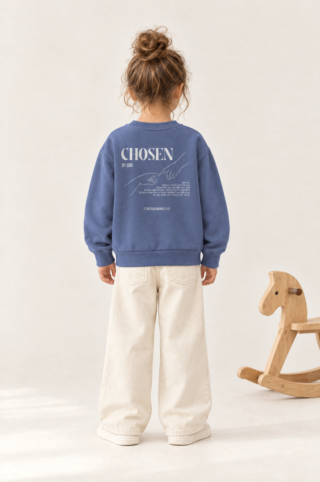 Kind von hinten im Kinder-Sweater Chosen in Blau