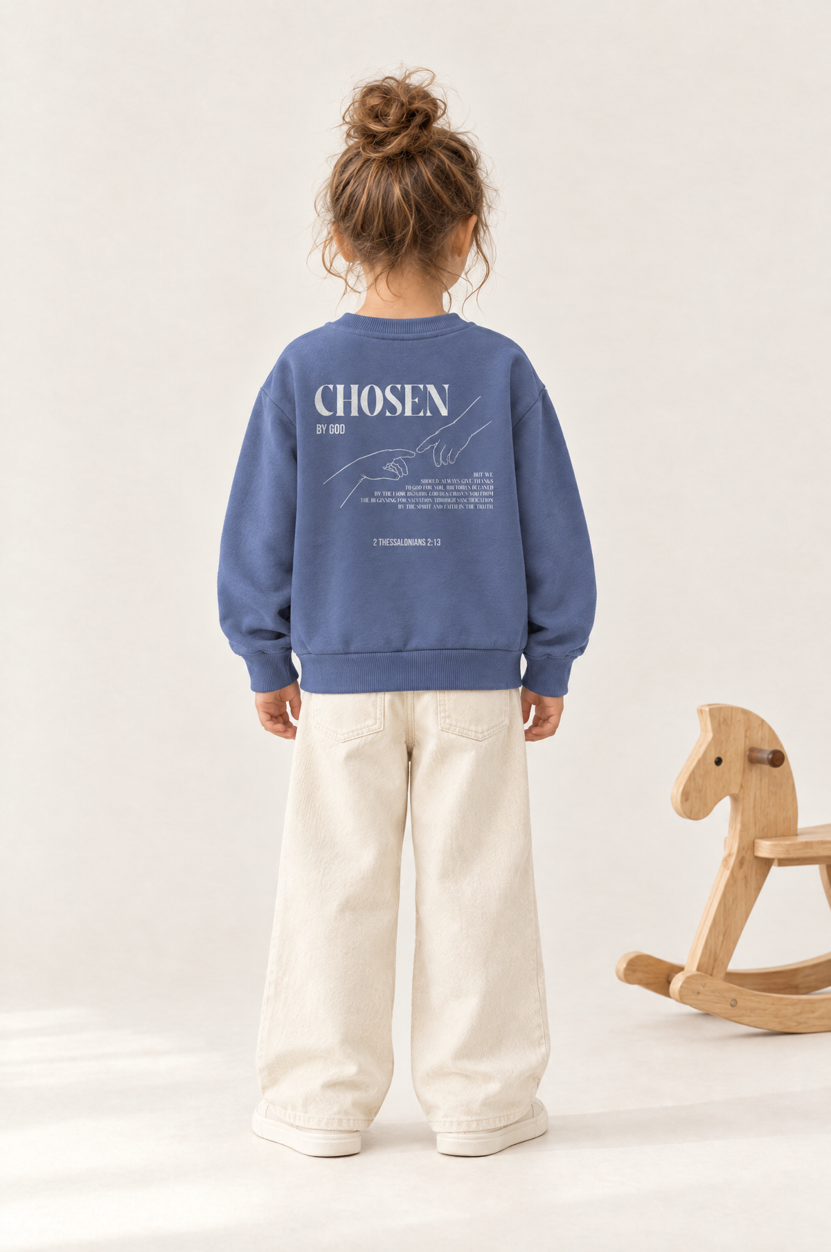 Kind von hinten im Kinder-Sweater Chosen in Blau