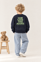 Kind von hinten im Kinder-Sweater I am with you always in Navy