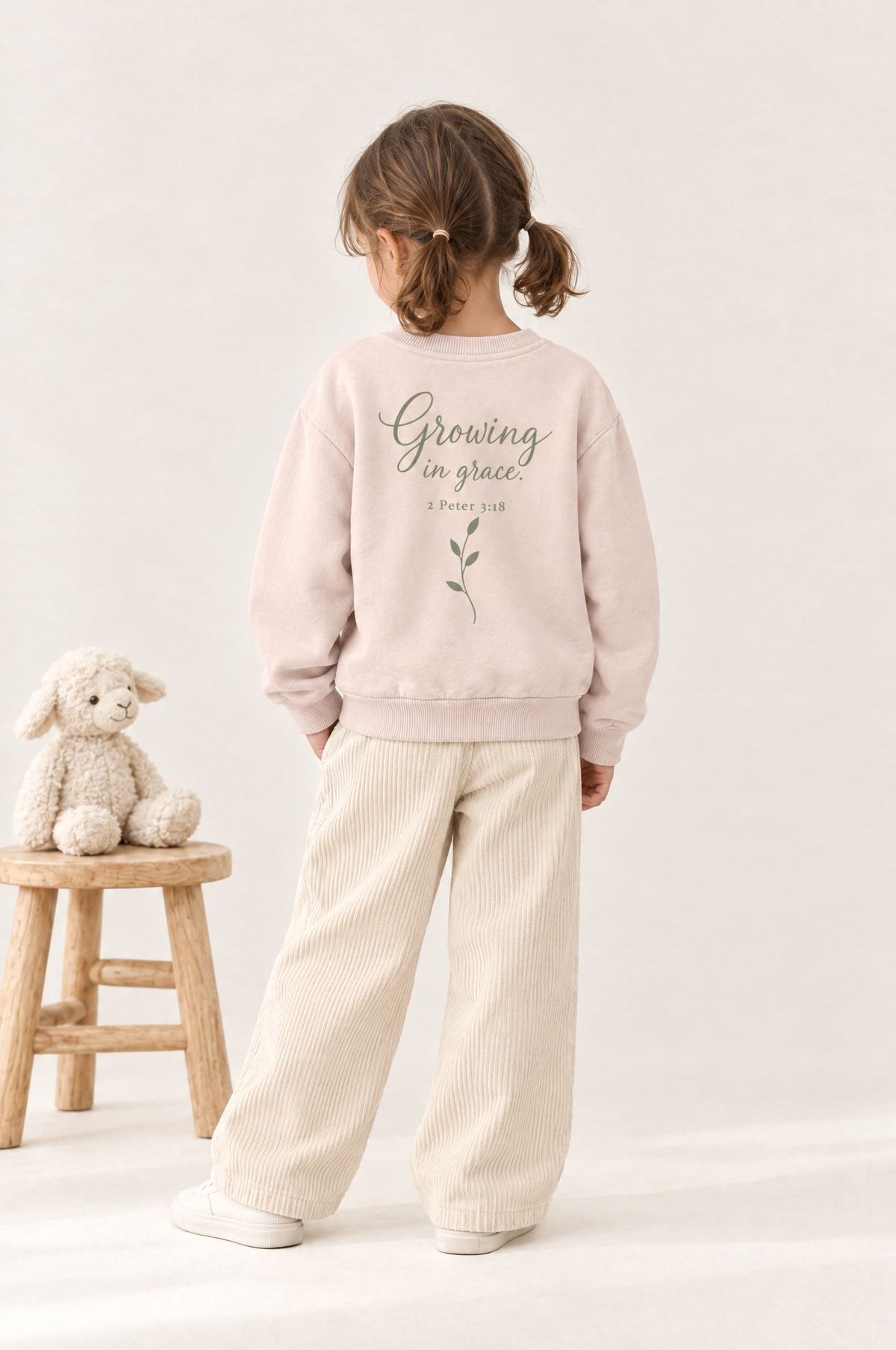 Kind von hinten im Kinder-Sweater Grow in grace in Rosa