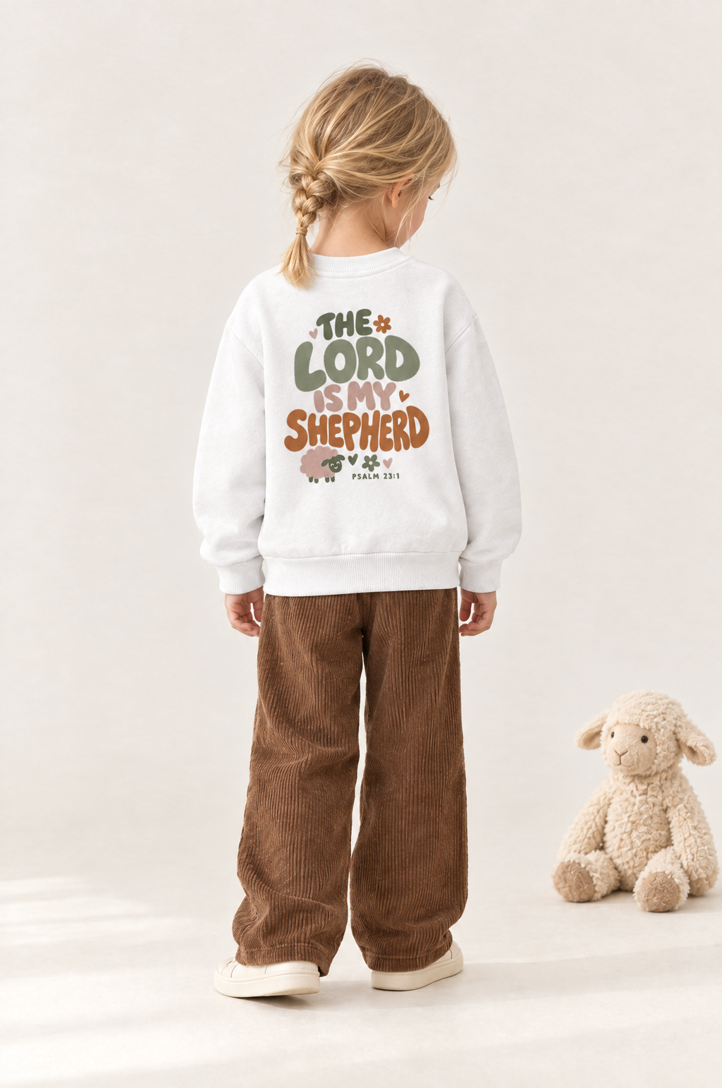 Kind von hinten im Kinder-Sweater The Lord is my Shepherd in Weiß