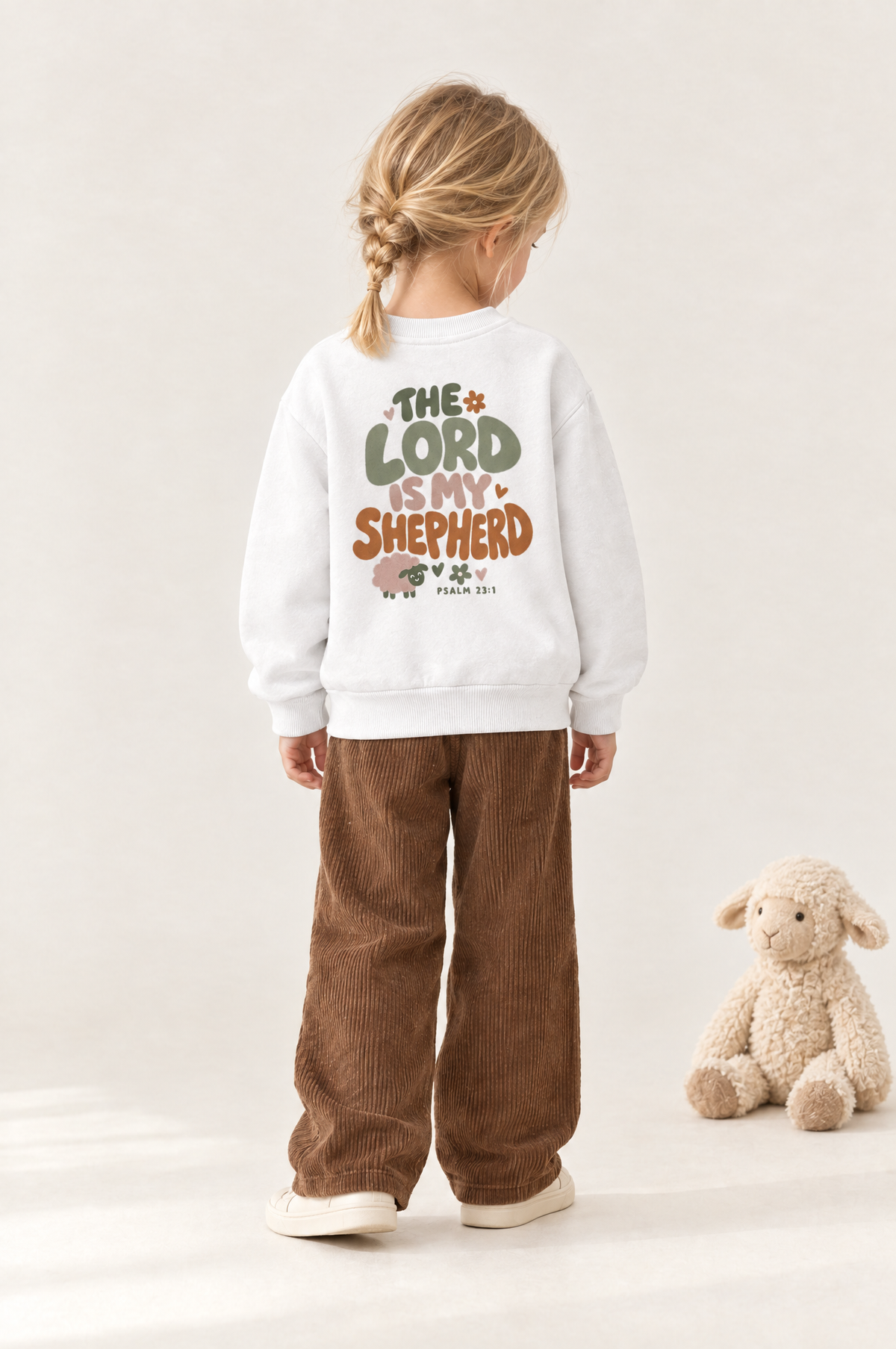 Kind von hinten im Kinder-Sweater The Lord is my Shepherd in Weiß