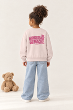 Kind von hinten im Kinder-Sweater Wunderbar gemacht in Rosa