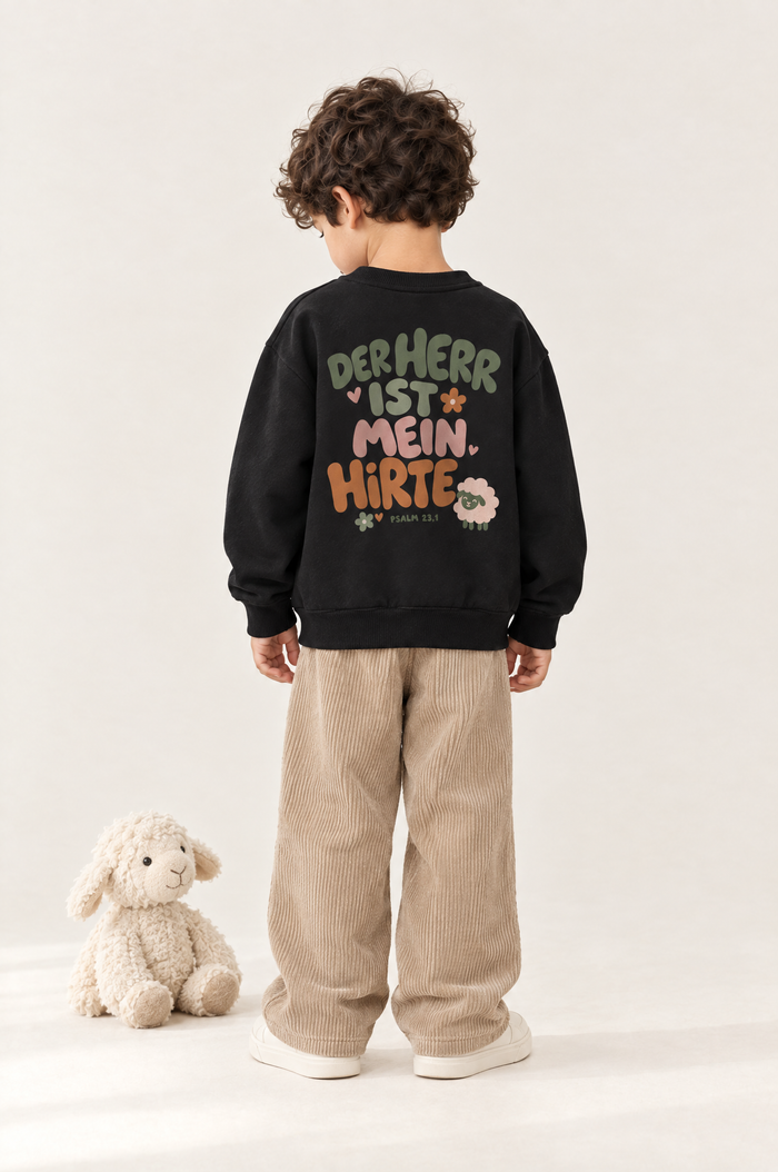 Kind von hinten im Kinder-Sweater Der Herr ist mein Hirte in Schwarz