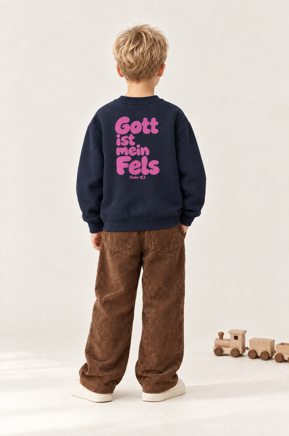 Kind von hinten im Kinder-Sweater Gott ist mein Fels in Navy