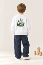 Kind von hinten im Kinder-Sweater In Gottes Hand in Weiß