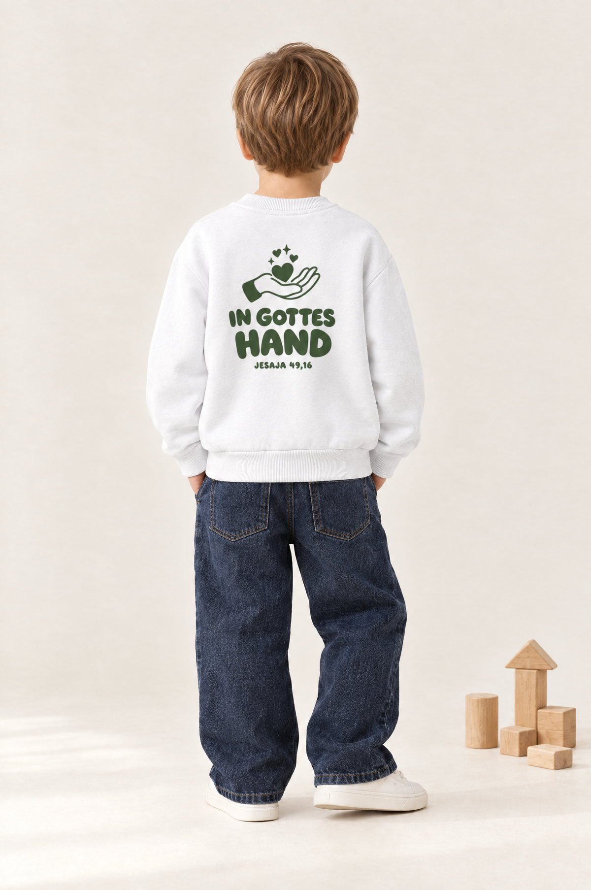 Kind von hinten im Kinder-Sweater In Gottes Hand in Weiß