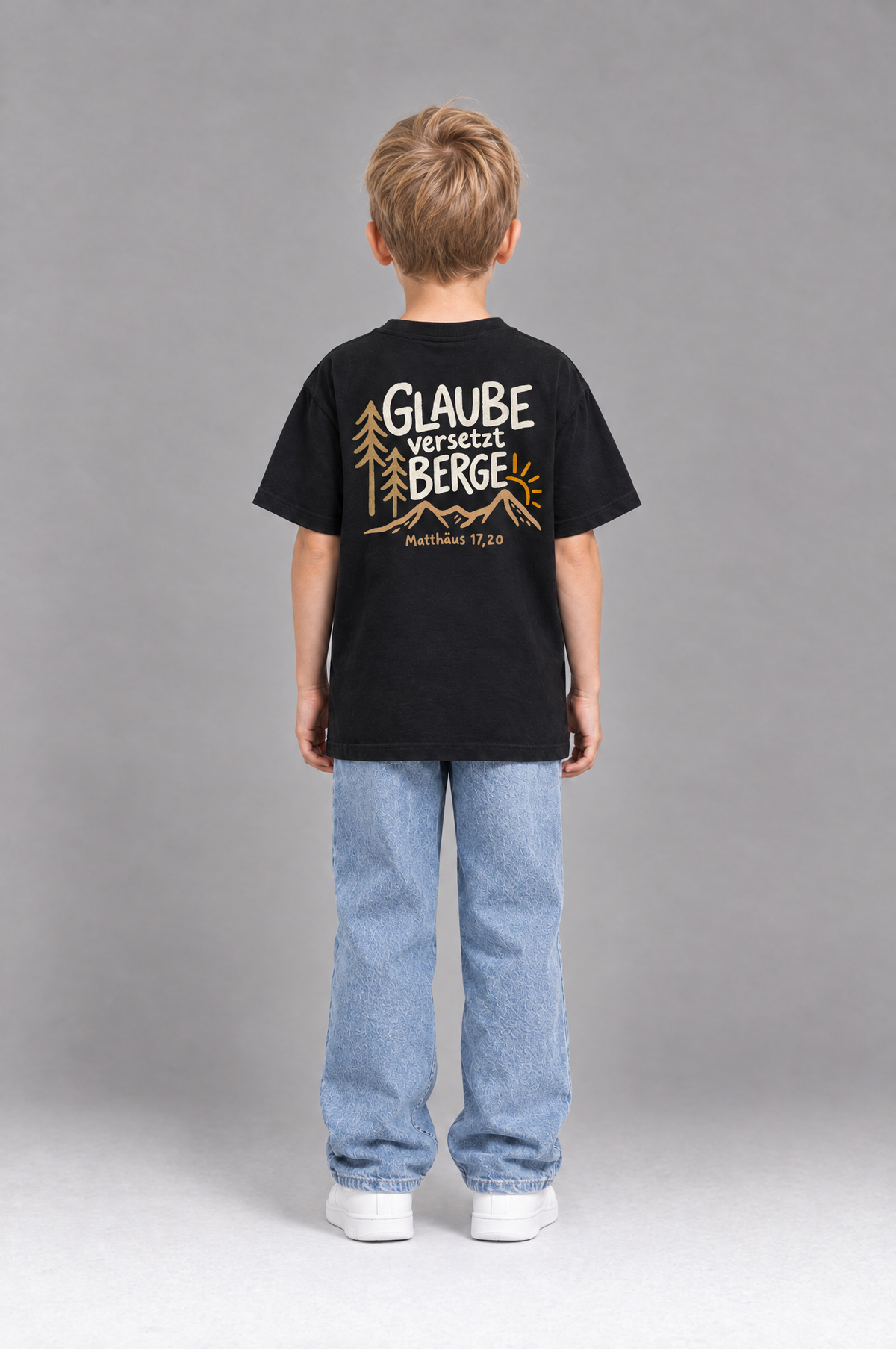 Kind trägt das schwarze Kinder T-Shirt „Glaube versetzt Berge“ von Little Faith
