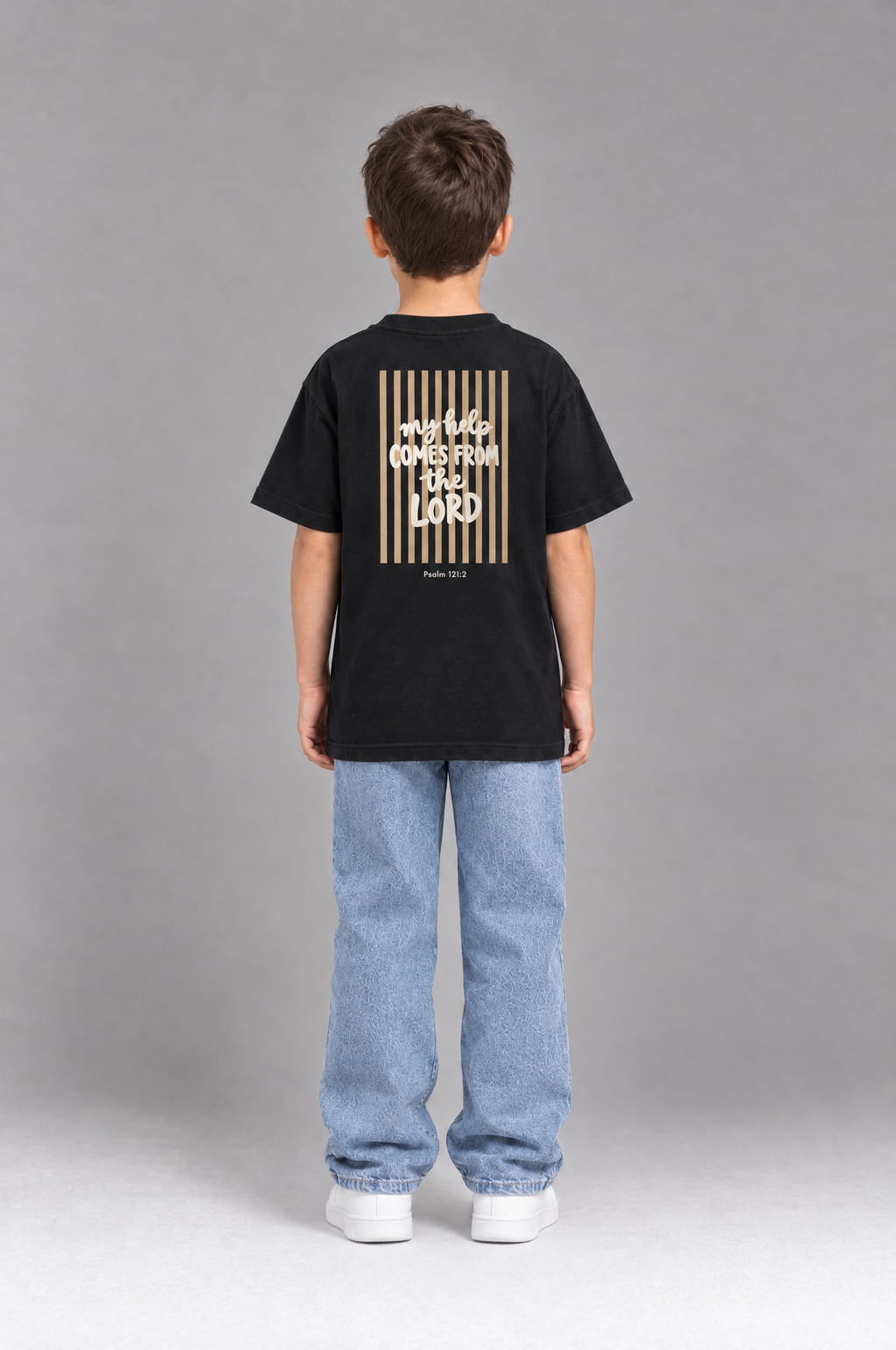Kind trägt das schwarze Kinder T-Shirt „My help comes from the Lord (Streifen)“ von Little Faith