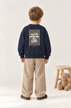 Kind von hinten im Kinder-Sweater „My help comes from the Lord (Streifen)“ in Navy
