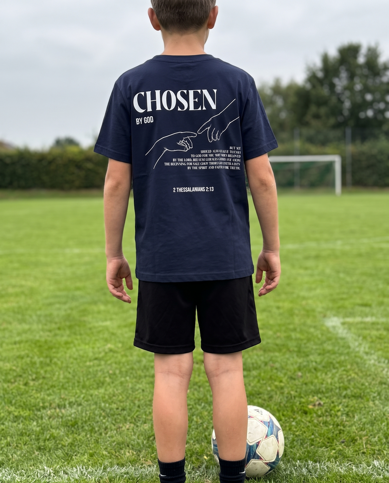 Junge von hinten auf dem Fußballplatz, navy T-Shirt mit Rückenprint Chosen